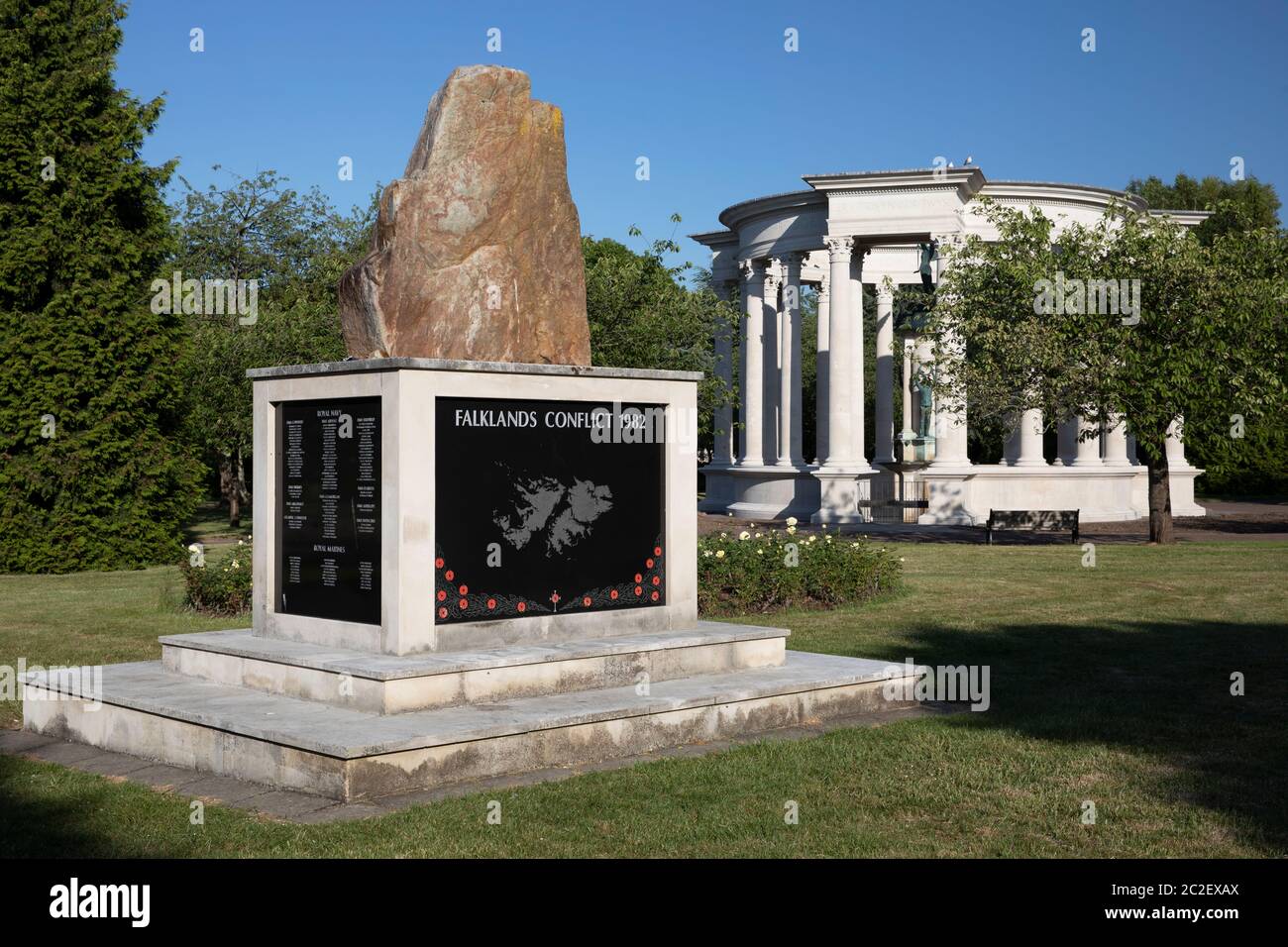 Il Memoriale Nazionale della Guerra del Galles e il Monumento ai Falklands di Alexandra Gardens, Cathays Park, Cardiff, Galles, Regno Unito Foto Stock