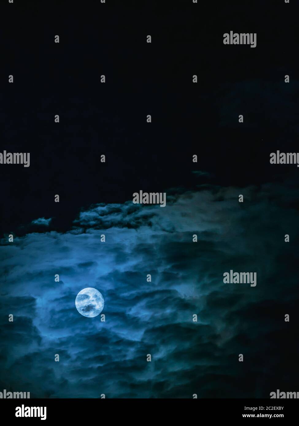 notte mistica con luna piena simbolo di insonnia ed esoterismo. Foto Stock