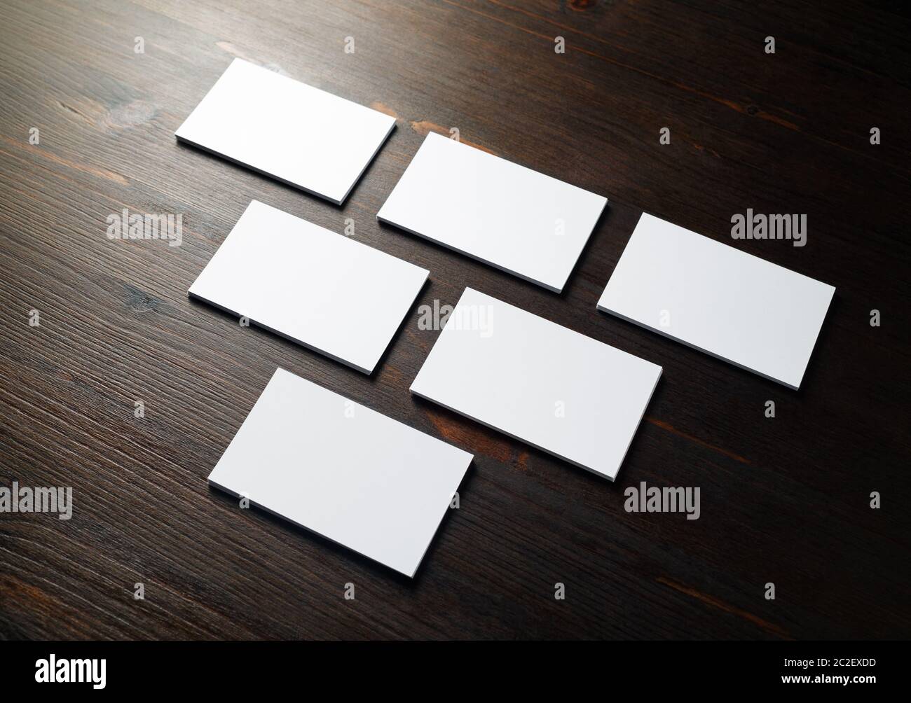 Foto di blank business cards su uno sfondo di legno. Modello per ID. Foto Stock