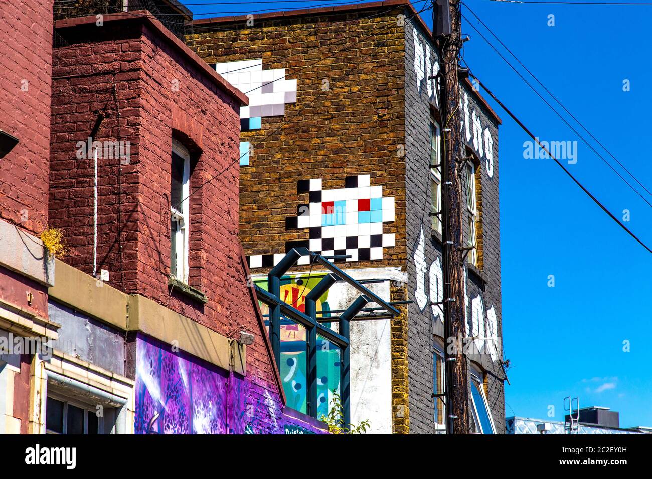 Mosaico di un invasore spaziale sulla parete di un edificio dell'artista di strada Invader, Camden, Londra, UK Foto Stock