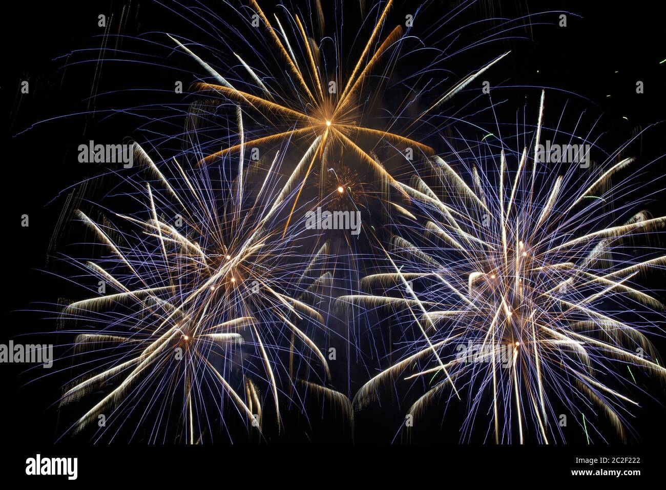 Blu vacanza colorati fuochi d'artificio sul cielo nero lo sfondo. Foto Stock