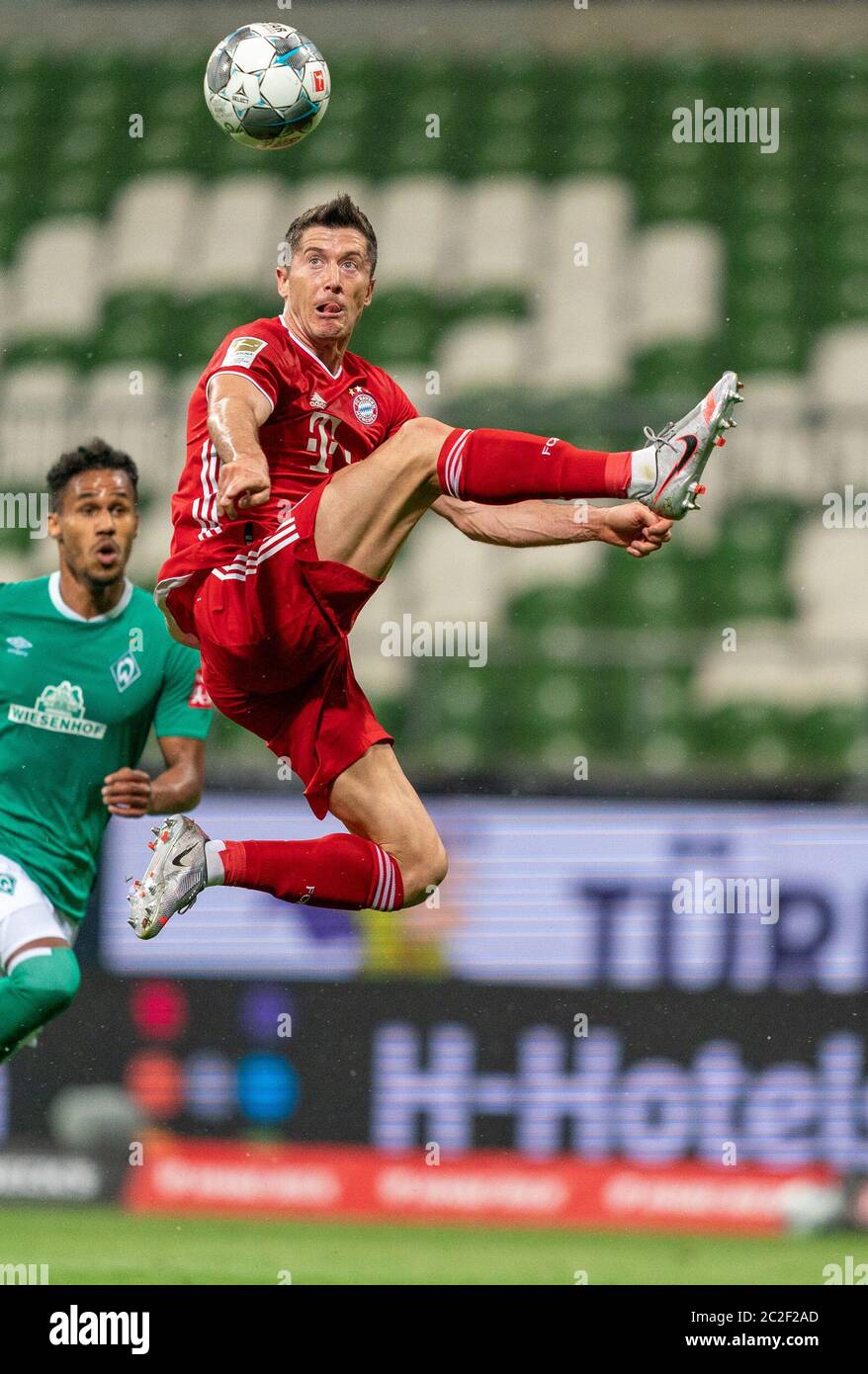 Brema, Germania, 16 giugno 2020 Robert LEWANDOWSKI, FCB 9 SV WERDER BREMEN - FC BAYERN MUENCHEN in 1. Bundesliga 2019/2020, giorno di festa 32. © Peter Schatz / Alamy Live News / gumzmedia/nordphoto/ Pool - LE NORMATIVE DFL VIETANO L'USO DI FOTOGRAFIE come SEQUENZE DI IMMAGINI e/o QUASI-VIDEO - Notizie nazionali e internazionali fuori uso editoriale Foto Stock