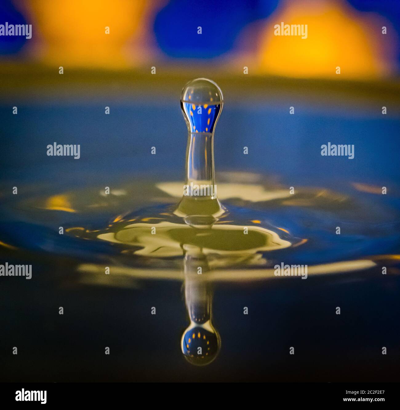la bandiera dell'unione europea si riflette nelle gocce d'acqua Foto Stock