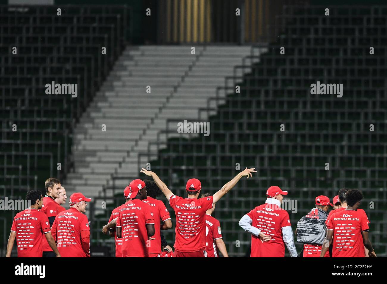 Brema, Germania, 16 giugno 2020 Der FC Bayern Muenchen ist Deutscher Meister: Die Mannschaft jubelt. SV WERDER BREMEN - FC BAYERN MUENCHEN IN 1. Bundesliga 2019/2020, giorno di festa 32. © Peter Schatz / Alamy Live News / Marvin Ibo Güngör/GES/ Pool - LE NORMATIVE DFL VIETANO L'USO DI FOTOGRAFIE come SEQUENZE DI IMMAGINI e/o QUASI-VIDEO - Notizie nazionali e internazionali - Agenzie di stampa SOLO per uso editoriale Foto Stock