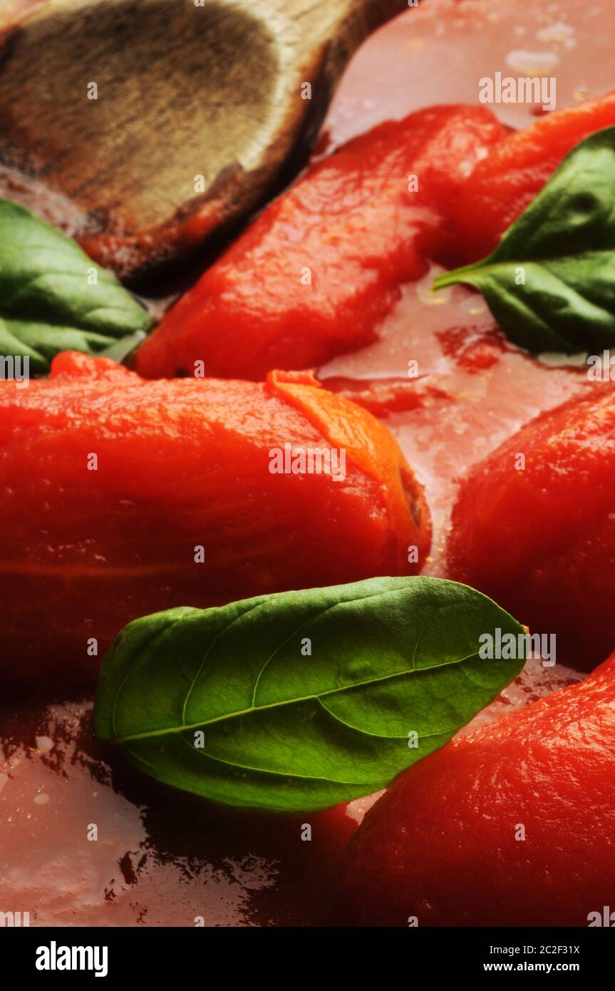 Preparazione della salsa di pomodoro per la pasta Foto Stock