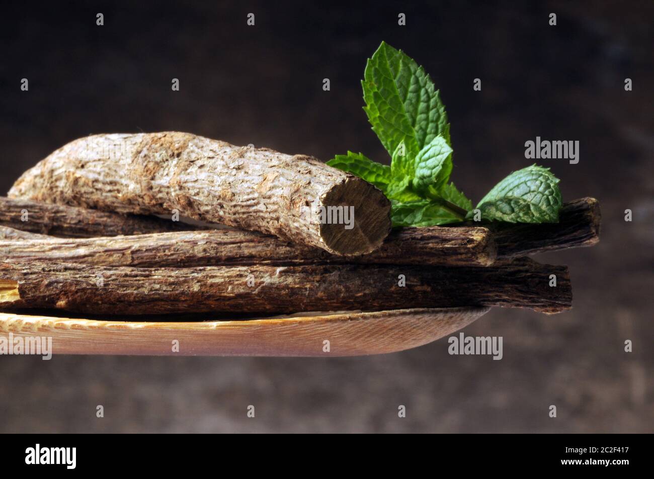 Bastoni essiccati di radice di liquirizia Foto Stock