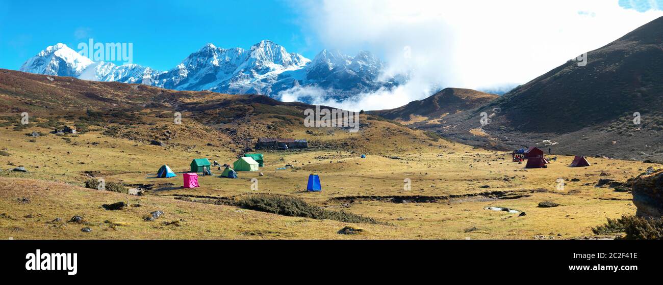 Campeggio con tende sulla sommità di alte montagne ricoperte di neve. Kangchenjunga, India. Foto Stock