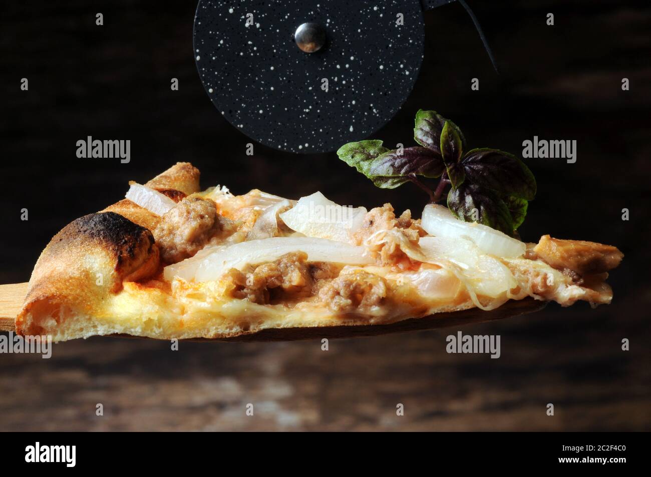 Fetta di pizza con tonno e cipolla Foto Stock