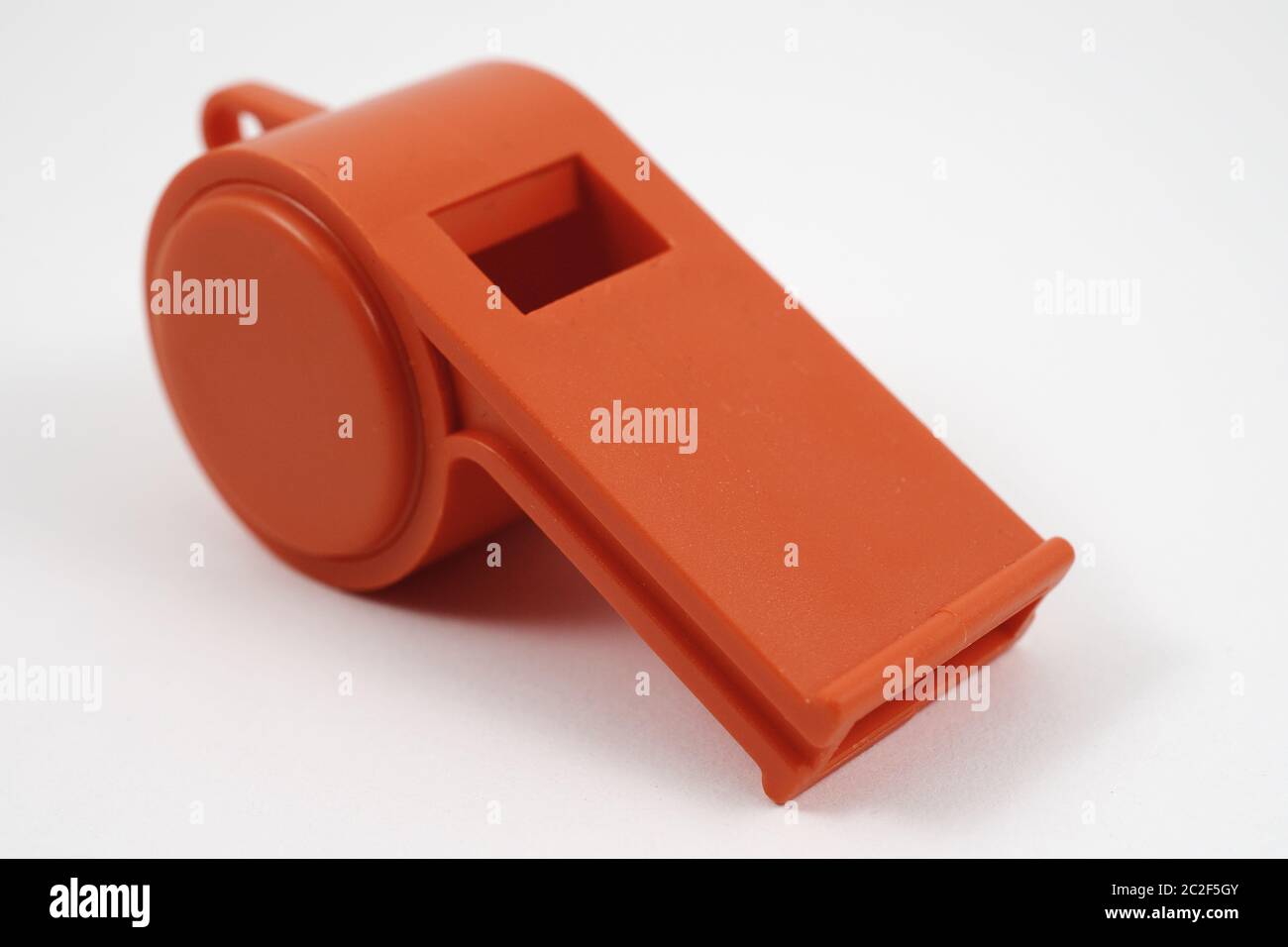 In plastica arancione fischio su sfondo bianco Foto Stock