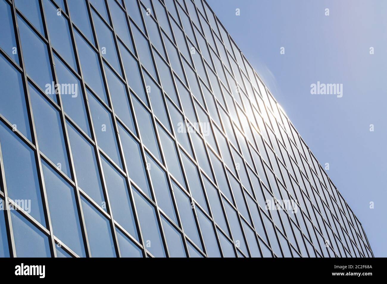 Edificio moderno esterno con finestre di vetro e riflessi solari Foto Stock