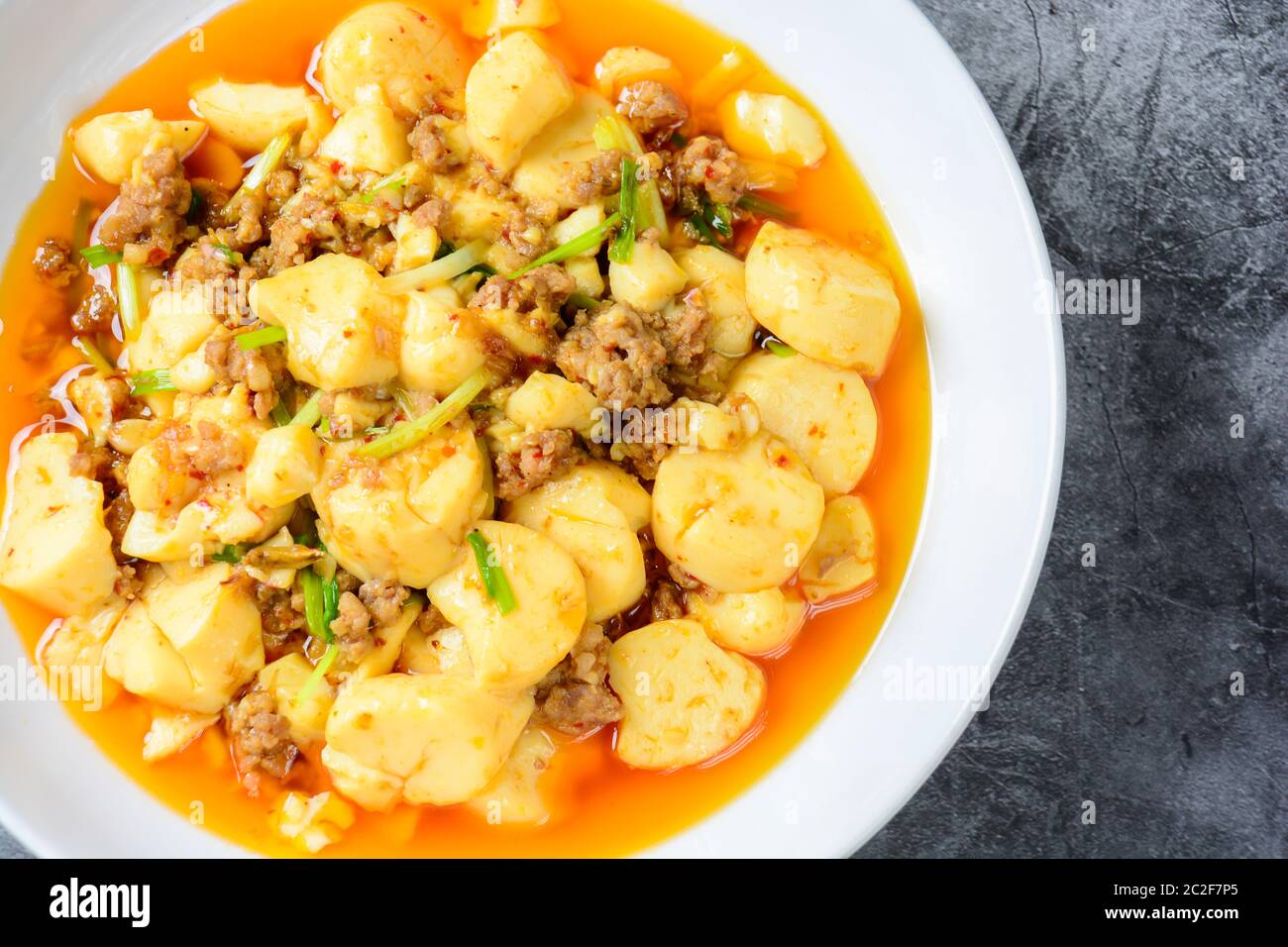 Tofu mapo, piatto popolare cinese. La ricetta classica consiste in tofu di seta, maiale macinato o manzo An Foto Stock