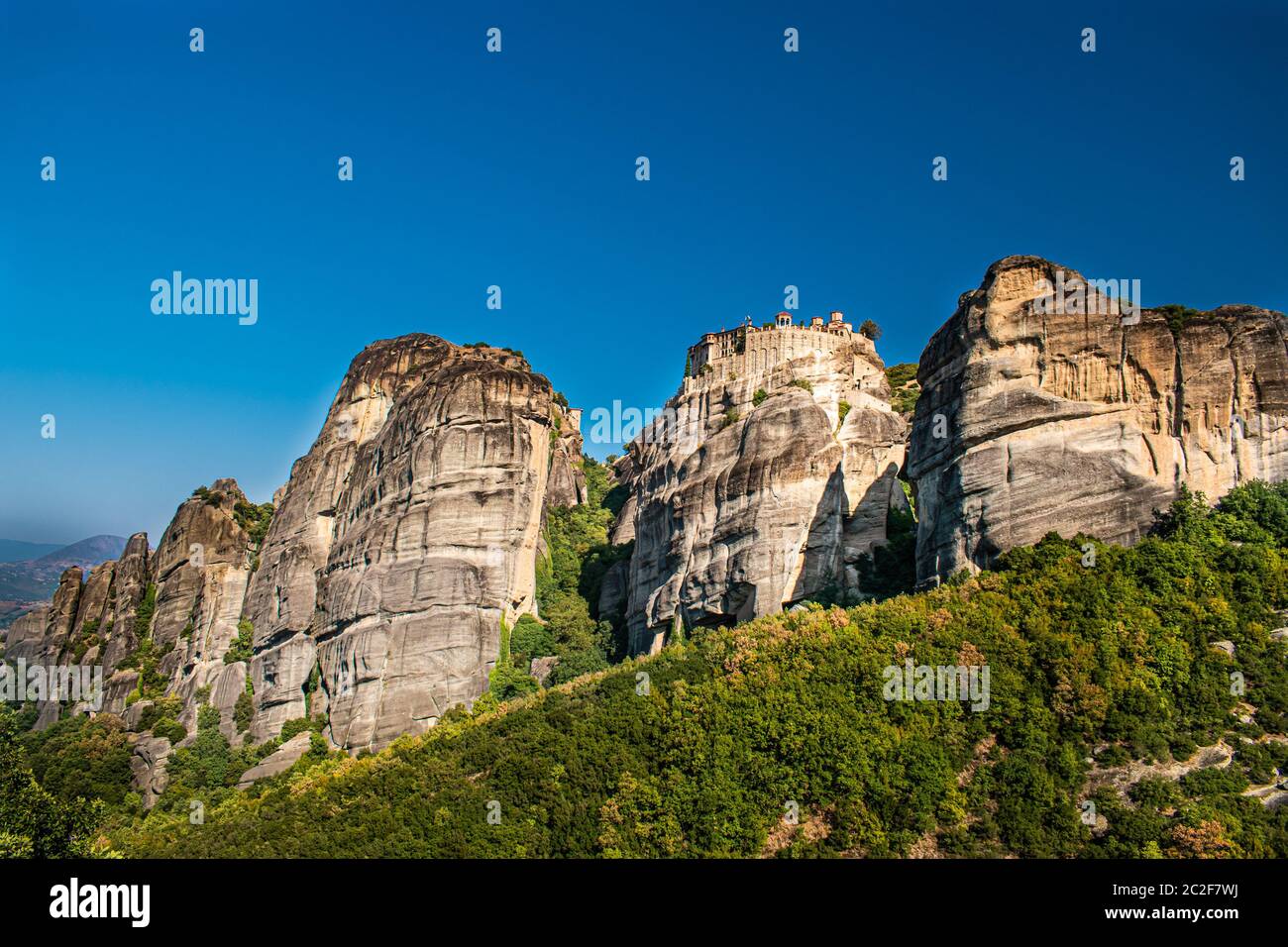 Monastero Meteora in Grecia. Con splendide vedute panoramiche del paesaggio. Vista sulle montagne e foresta verde epica contro il cielo blu con nuvole. Patrimonio UNESCO oggetto. Foto Stock