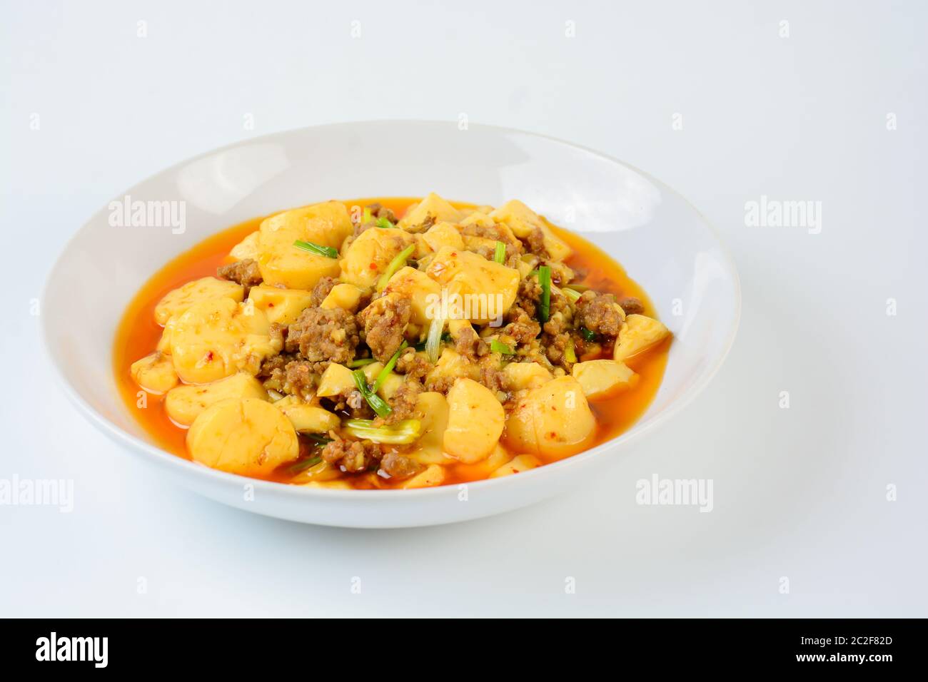 Tofu mapo, piatto popolare cinese. La ricetta classica consiste in tofu di seta, maiale macinato o manzo An Foto Stock