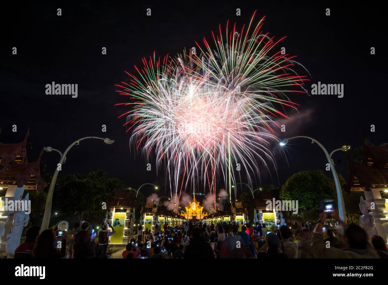 Fuochi d'artificio arcobaleno colorati nel nuovo anno 2018 Eventi al Royal Flora Ratchaphruek, Chiang mai, Thai Foto Stock