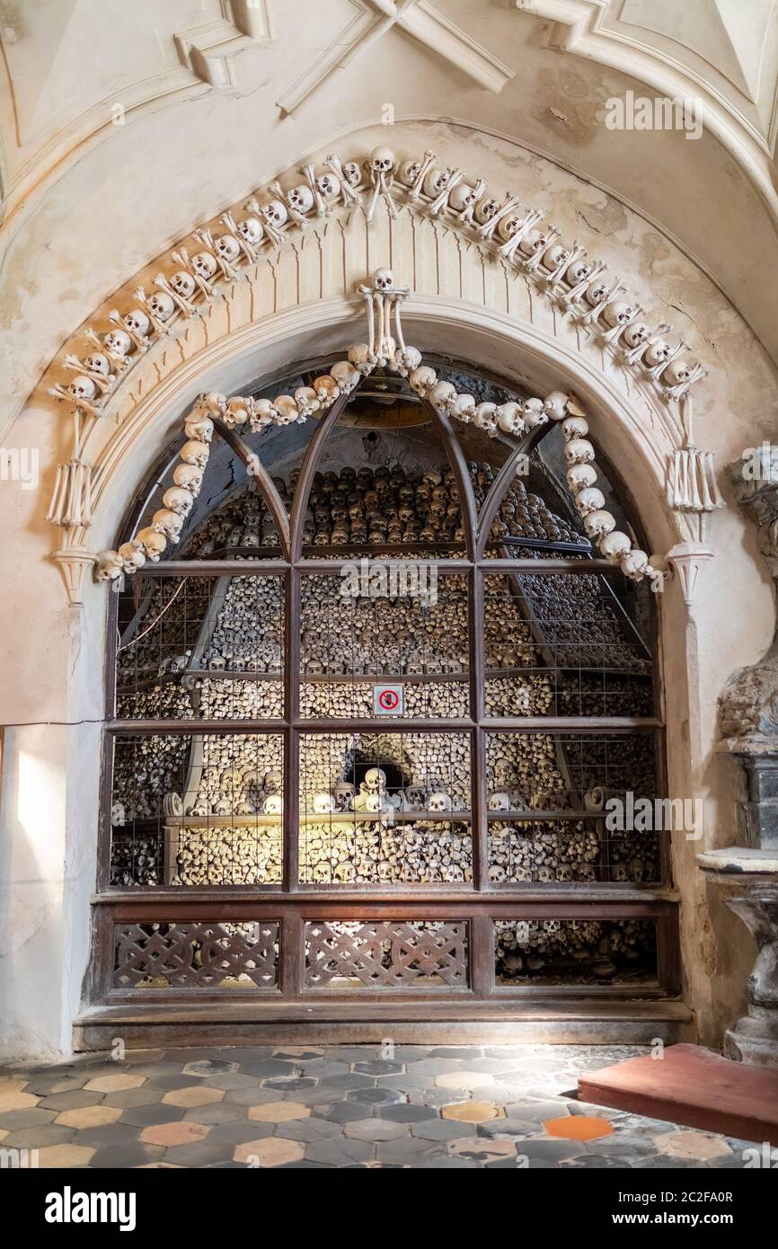 Teschi umani e ossa Kostnice Sedlec ossario romano piccola cappella cattolica, cimitero Chiesa di Tutti i Santi di Sedlec, un sobborgo di Kutna Hora in CZ Foto Stock