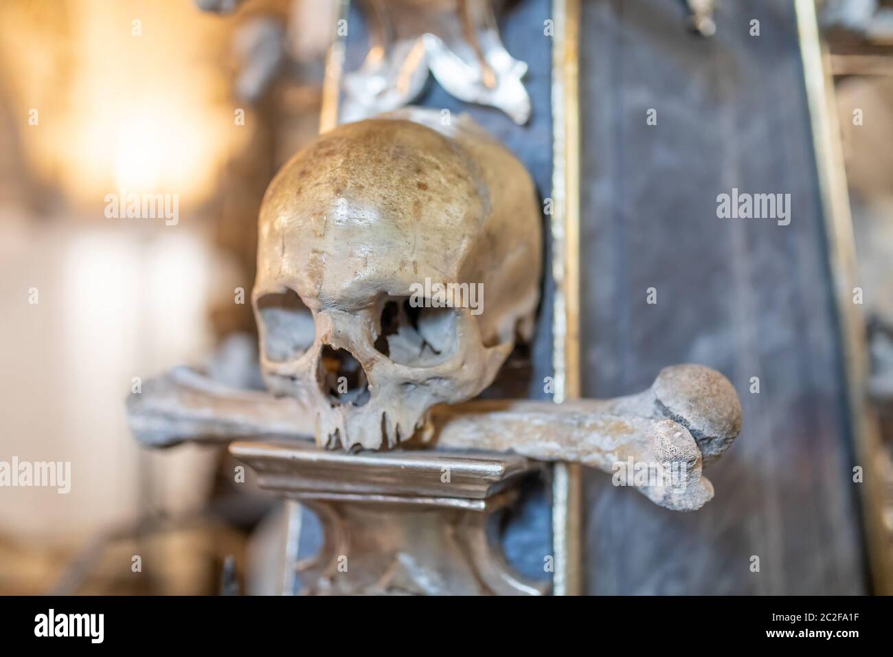 Teschi umani e ossa Kostnice Sedlec ossario romano piccola cappella cattolica, cimitero Chiesa di Tutti i Santi di Sedlec, un sobborgo di Kutna Hora in CZ Foto Stock