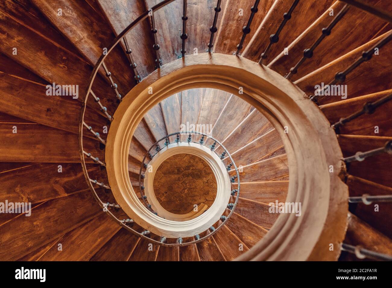 Scale a spirale come lumaca nella Cattedrale dell'Assunzione di Nostra Signora di Sedlec, Kutna Hora, Repubblica Ceca. Vista dalla parte superiore Foto Stock