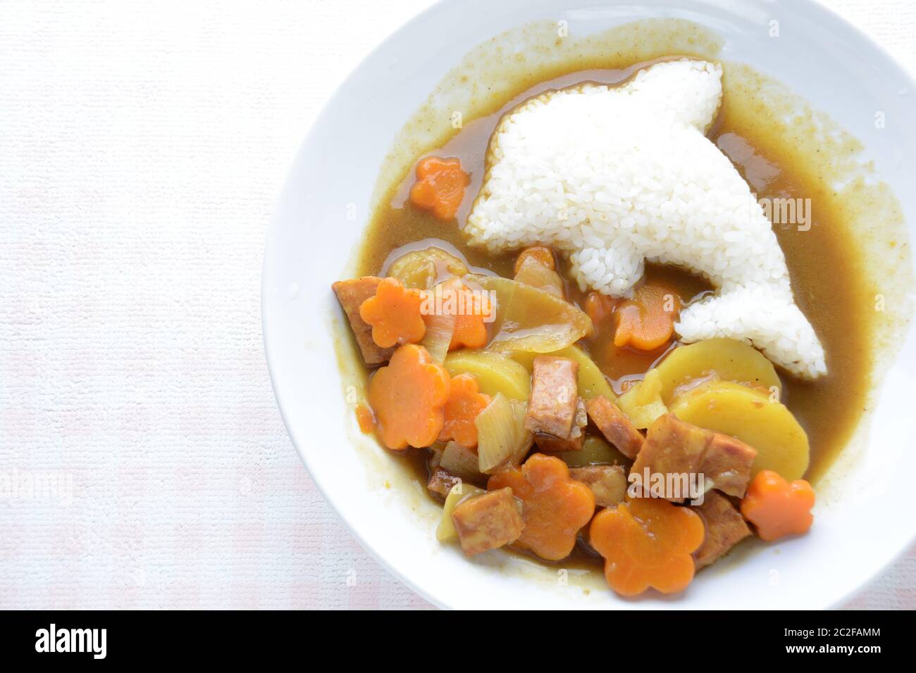 Curry giapponese con riso a forma di delfino e pollo fritto. (Strada) Foto Stock