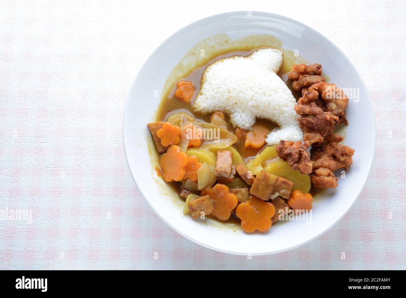 Curry giapponese con riso a forma di delfino e pollo fritto. (Strada) Foto Stock