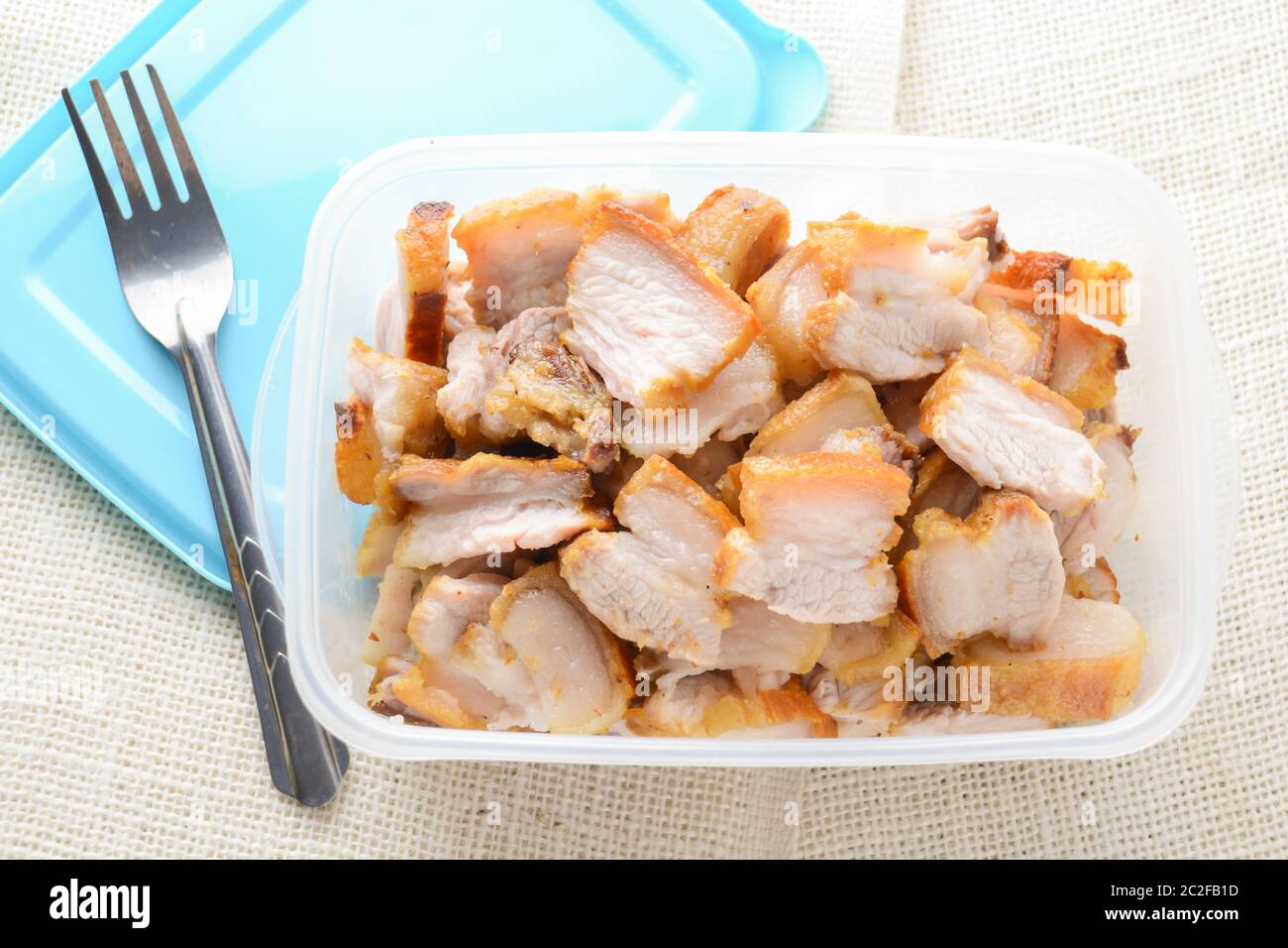 Crunchy croccante maiale Belly, è marinato nei sapori asiatici, poi arrostito con una crosta di sale per la pelle croccante e carne tenera. Foto Stock