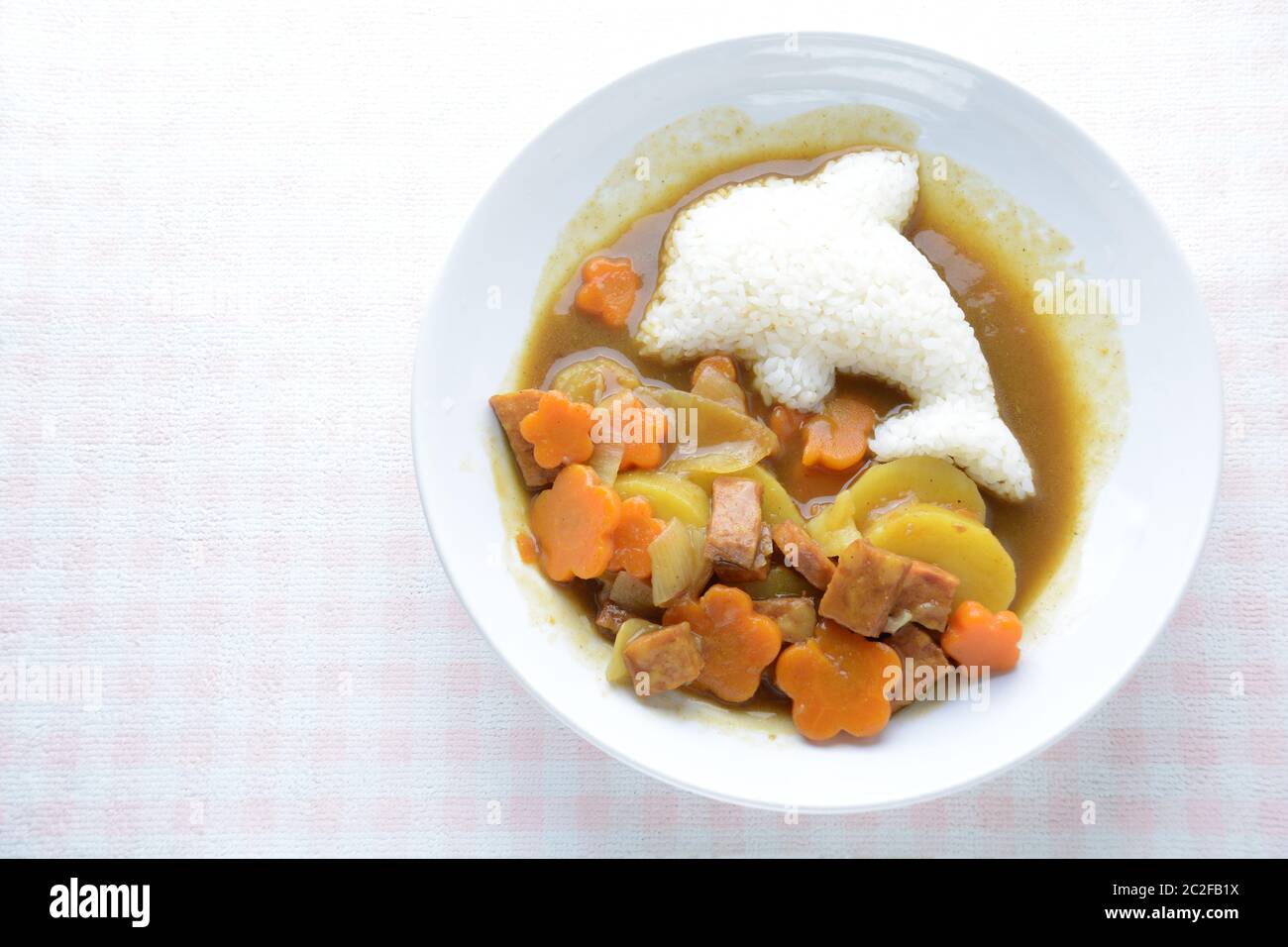 Curry giapponese con riso a forma di delfino e pollo fritto. (Strada) Foto Stock