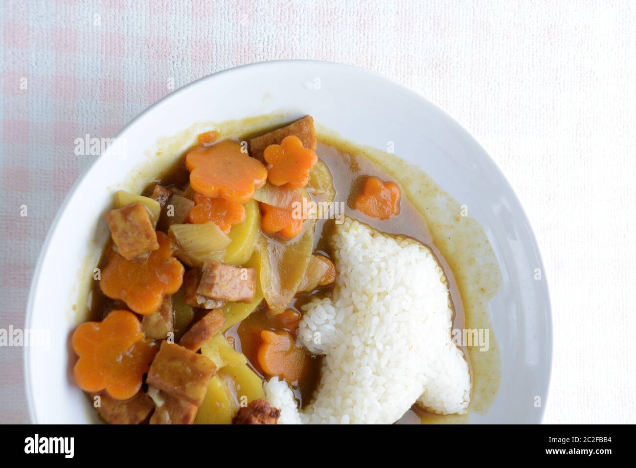 Curry giapponese con riso a forma di delfino e pollo fritto. (Strada) Foto Stock