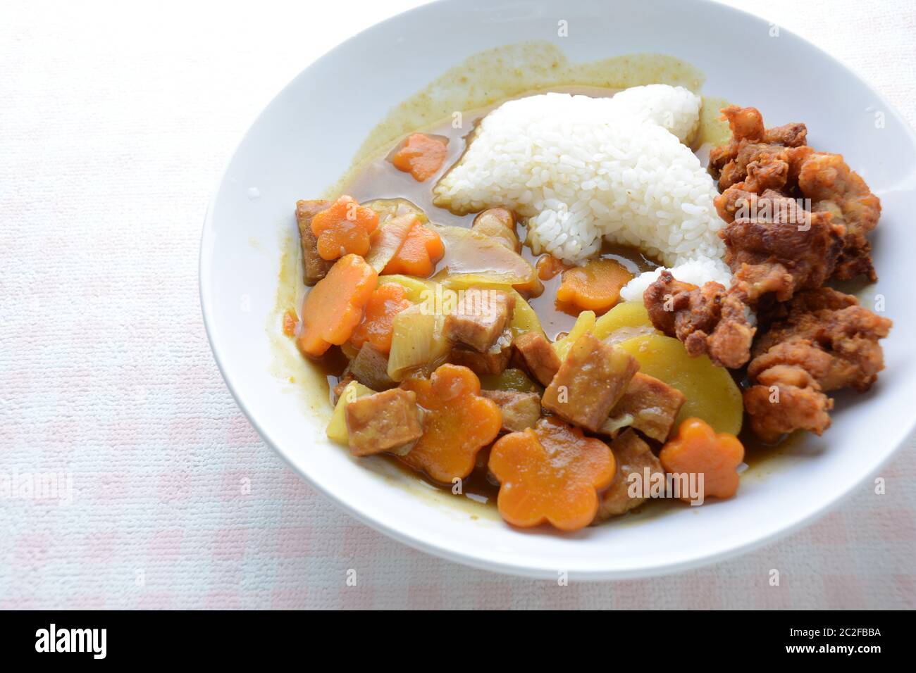 Curry giapponese con riso a forma di delfino e pollo fritto. (Strada) Foto Stock