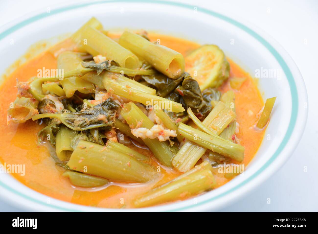 Curry rosso con maiale ventre e Spinach d'acqua (Gang Tay po), un curry di latte di cocco dal sapore dolce, asino e dolce. E l'odore vanno Foto Stock