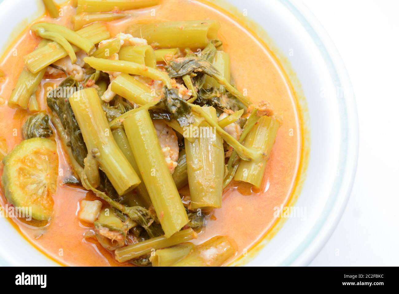 Curry rosso con maiale ventre e Spinach d'acqua (Gang Tay po), un curry di latte di cocco dal sapore dolce, asino e dolce. E l'odore vanno Foto Stock