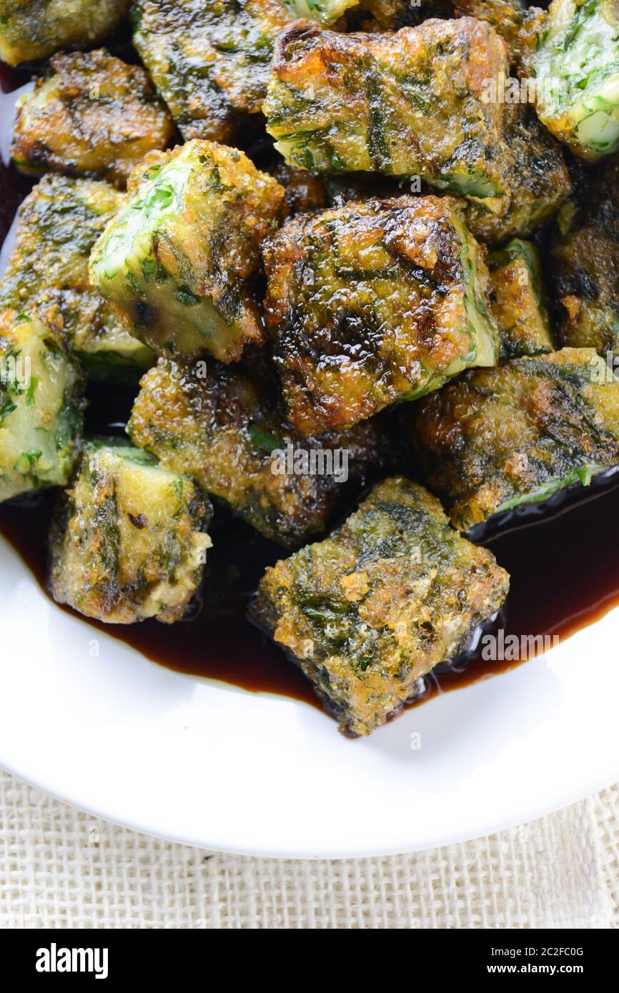 I gnocchi cinesi fritti in culo (Kanom GUI Chai o Ku Chai Kuih), sono un ottimo snack/antipasto sano e leggero, e un ottimo ristorante Foto Stock