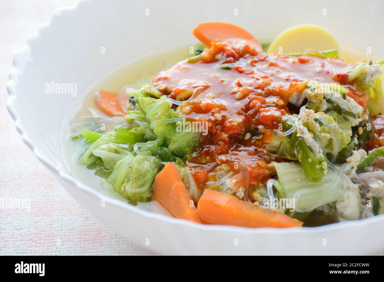 Gustatevi mangiare con Sukiyaki, e' un cibo sano in stile Giapponese. Foto Stock