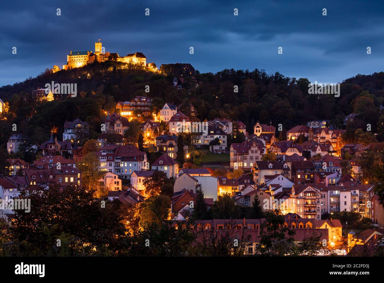 Il Castello di Wartburg con la città di Eisenach in Germania Foto Stock