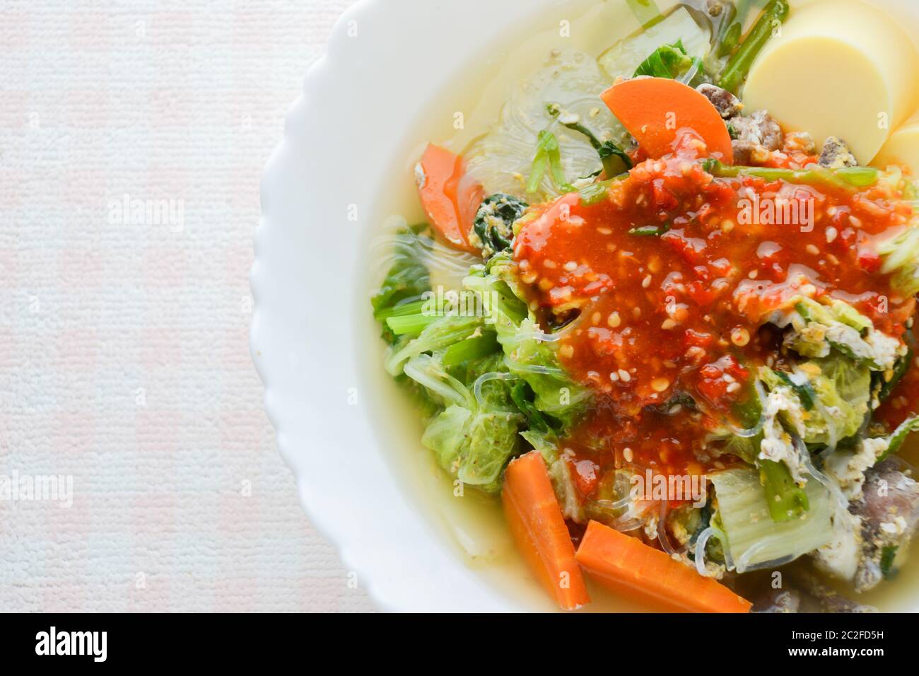 Gustatevi mangiare con Sukiyaki, e' un cibo sano in stile Giapponese. Foto Stock