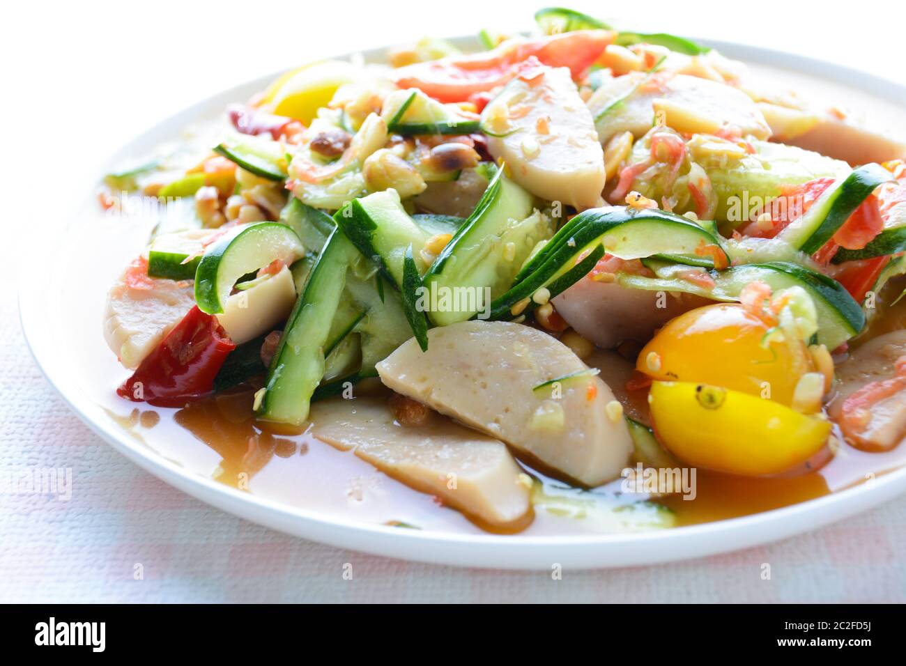 Insalata di cetrioli con salsicce di maiale conservate, cibo tailandese popolare chiamato Som Tum Tang, verdure calde e piccanti, miste. Foto Stock