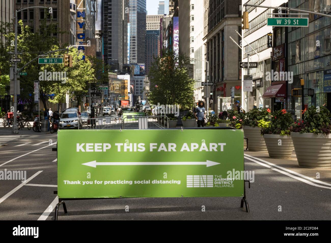 I segni di allontanamento sociale sono una vista comune a New York a causa del coronavirus, Stati Uniti Foto Stock