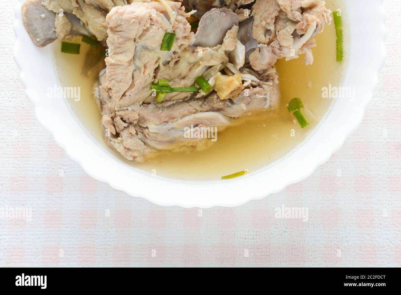 Slow Cooker Pork Bone Broth, è bollito per molte ore per estrarre altrettanti nutrienti da esso. Il lungo tempo di cottura rompe dow Foto Stock