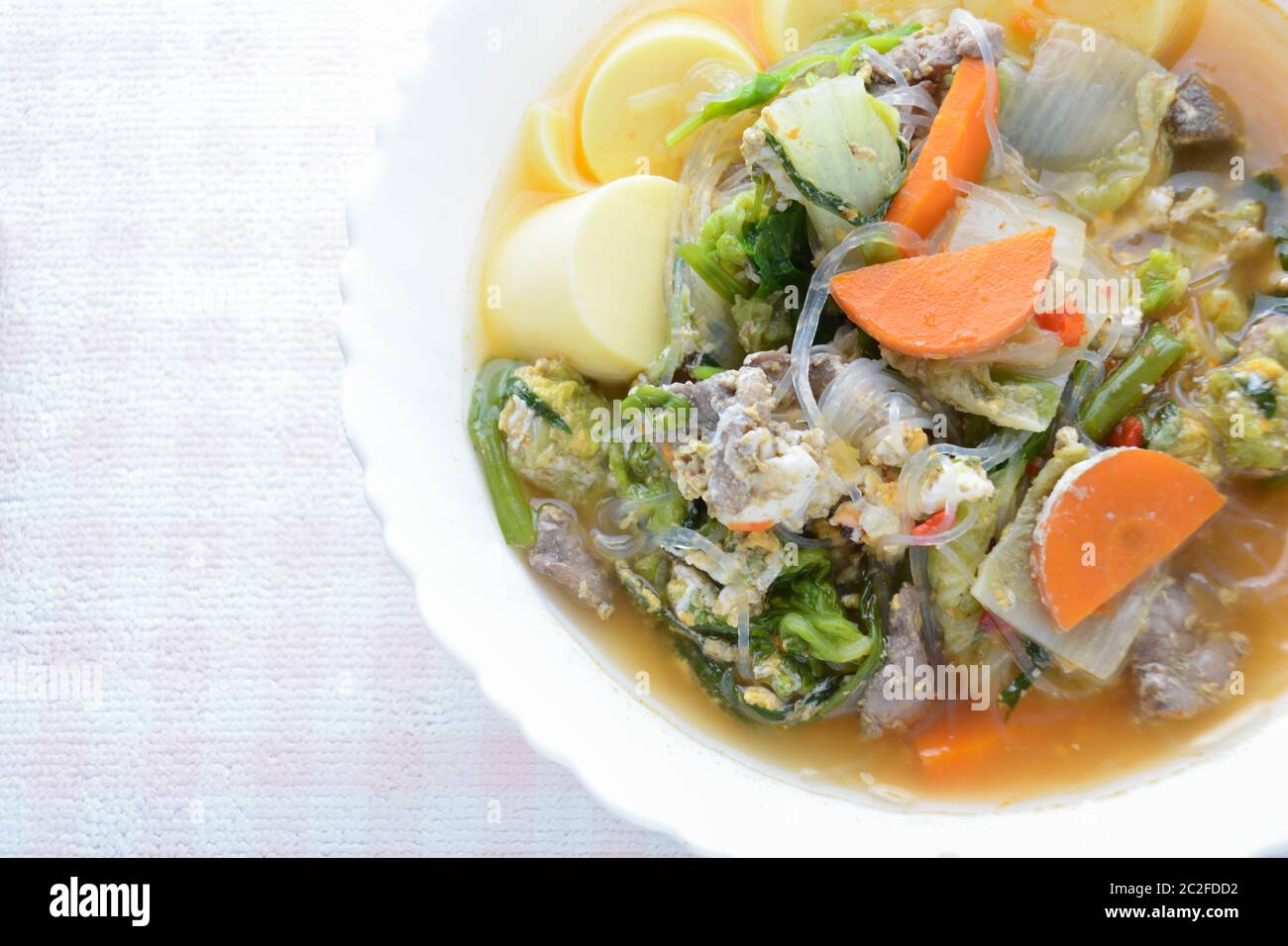 Gustatevi mangiare con Sukiyaki, e' un cibo sano in stile Giapponese. Foto Stock