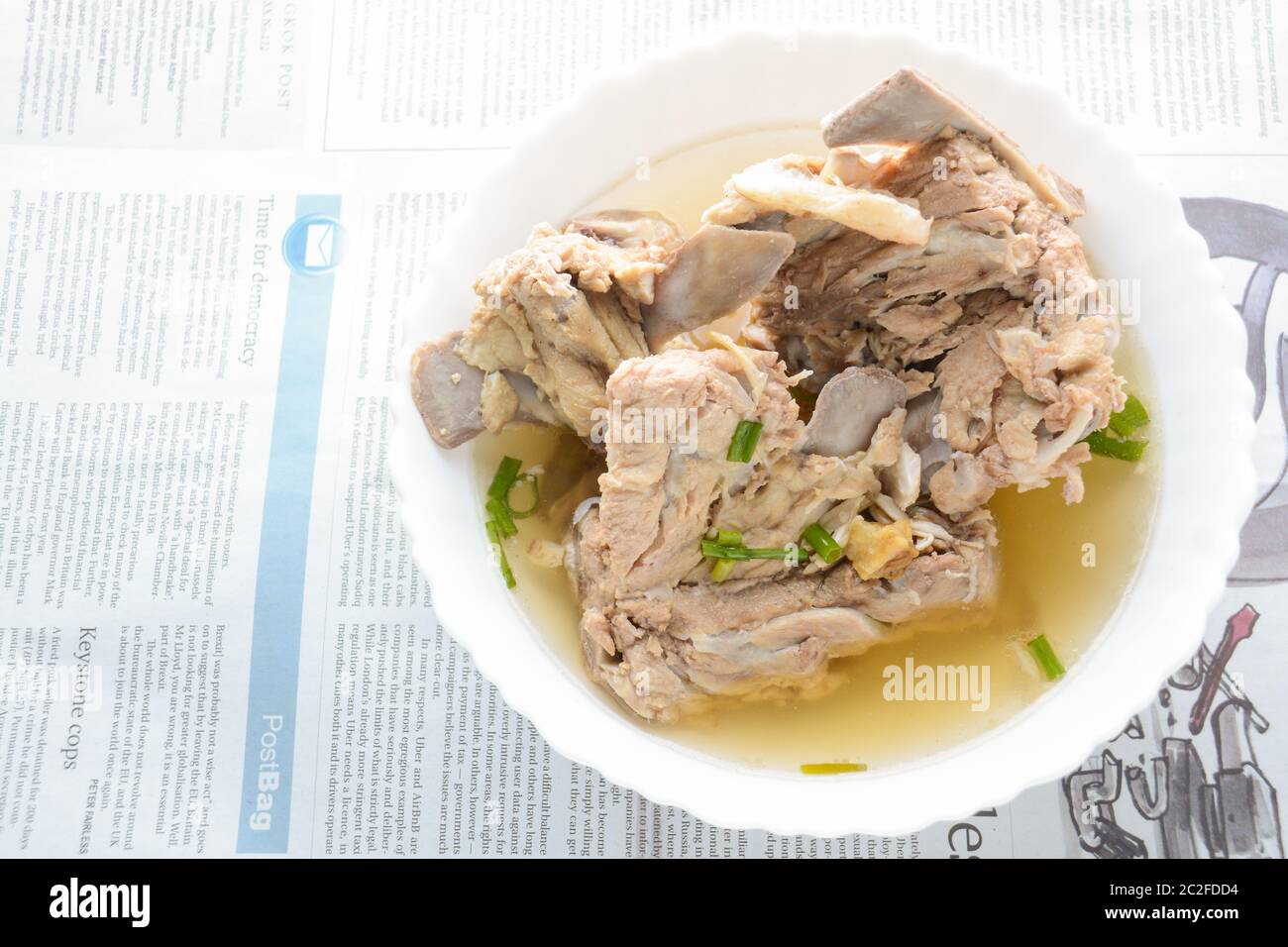 Slow Cooker Pork Bone Broth, è bollito per molte ore per estrarre altrettanti nutrienti da esso. Il lungo tempo di cottura rompe dow Foto Stock