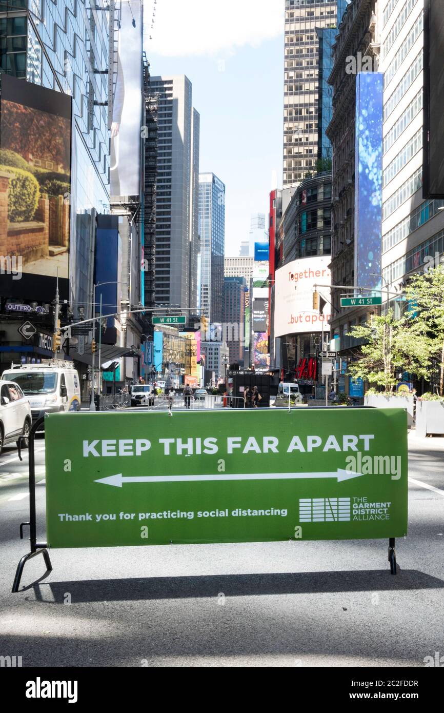 I segni di allontanamento sociale sono una vista comune a New York a causa del coronavirus, Stati Uniti Foto Stock