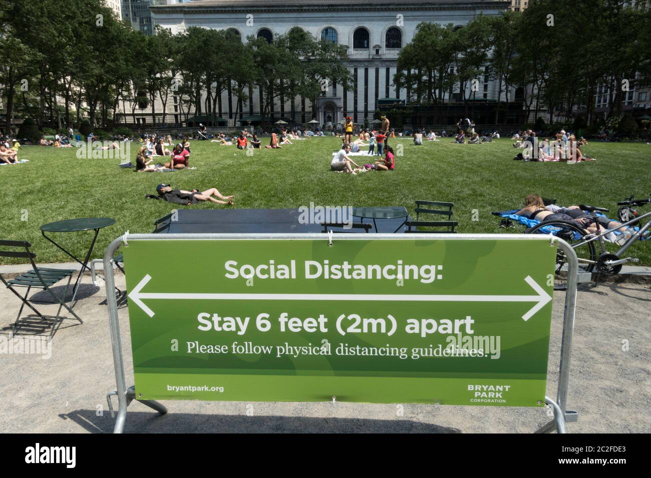 I segni di allontanamento sociale sono una vista comune a New York a causa del coronavirus, Stati Uniti Foto Stock