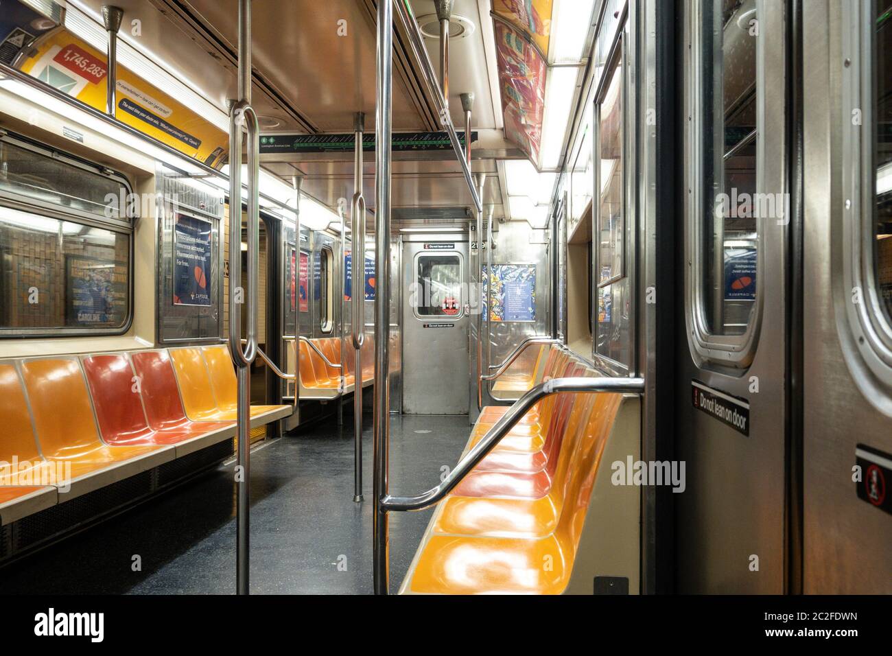 Empty Clean Subway Car durante le preoccupazioni del coronavirus, giugno 2020, New York, USA Foto Stock