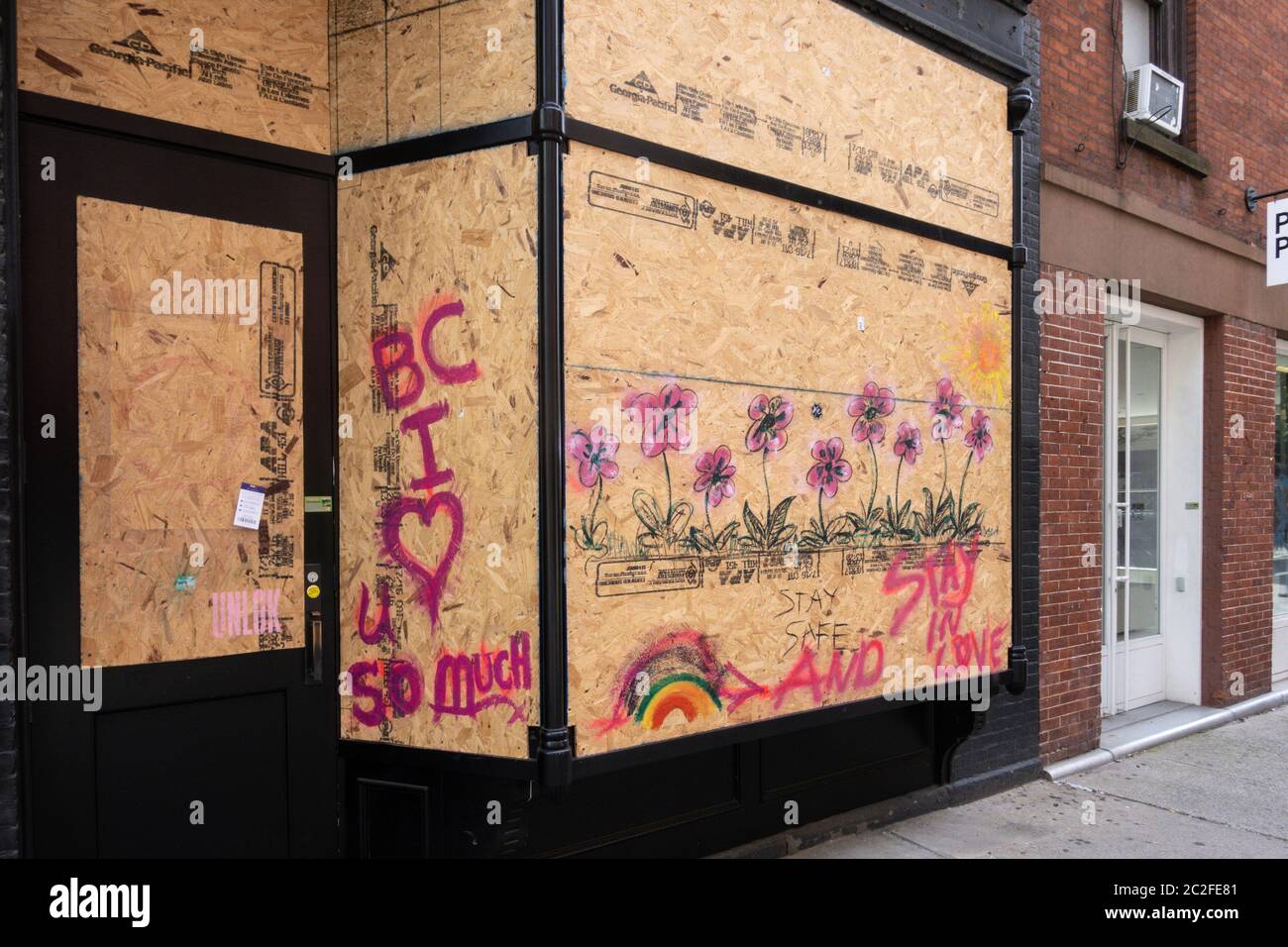 Le imprese di Manhattan a SoHo sono tutte salite in risposta ai saccheggi, alle ribellazioni e al vandalismo, giugno 2020, New York City, USA Foto Stock