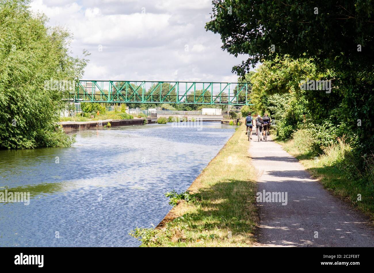 Londra, Inghilterra, Regno Unito - 28 luglio 2013: I ciclisti cavalcano l'alzaia del River Lee Navigation, parte della National Cycle Network, a Enfield, North L. Foto Stock