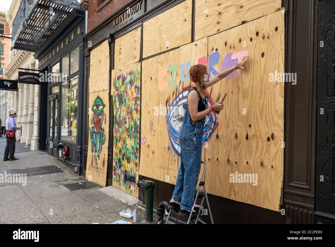 Le imprese di Manhattan a SoHo sono tutte salite in risposta ai saccheggi, alle ribellazioni e al vandalismo, giugno 2020, New York City, USA Foto Stock