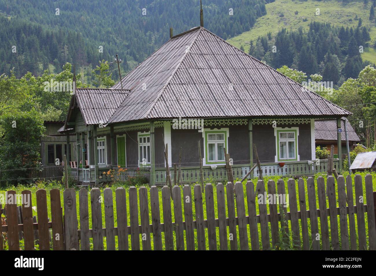 Casa tradizionale al confine tra Moldavia e Transilvania, Romania. Casa tradizionale villaggio in montagna, nella zona Bicaz Ceahlau Foto Stock