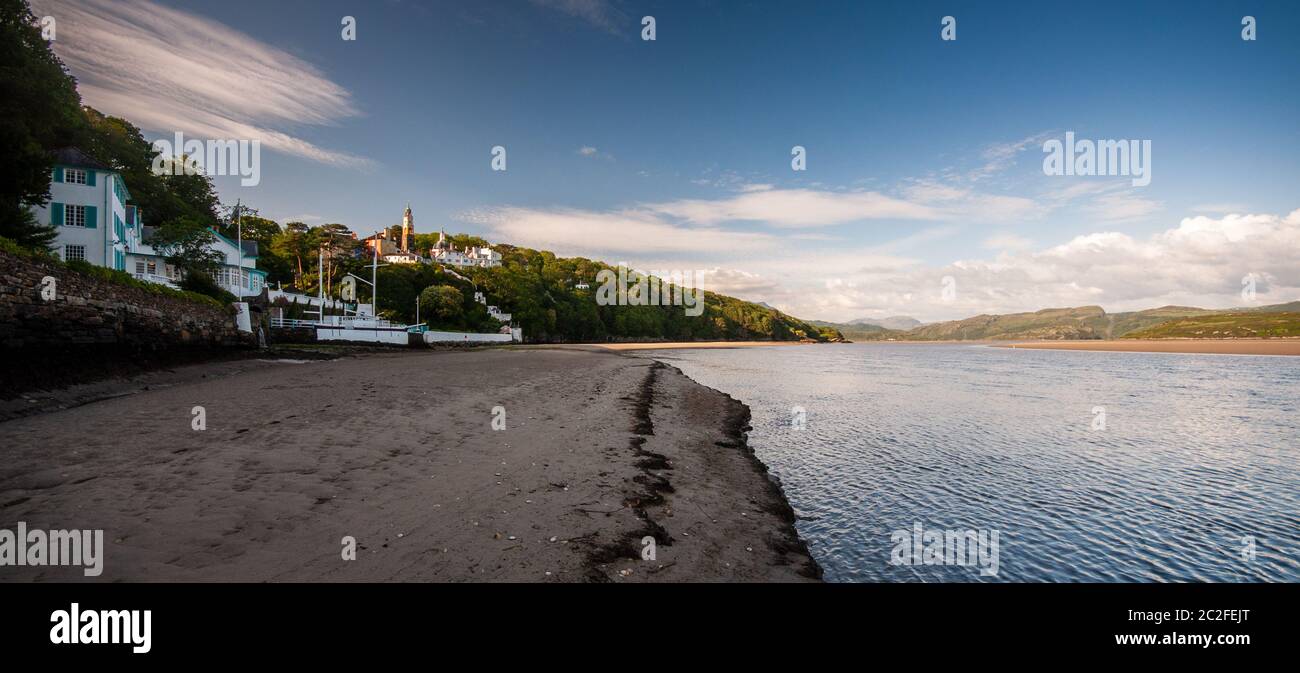 Portmeirion, Wales, Regno Unito - 18 Giugno 2012: Serata sole risplende sull'estuario del Afon Dwyryd fiume accanto a Portmeirion model village nel Galles del Nord. Foto Stock