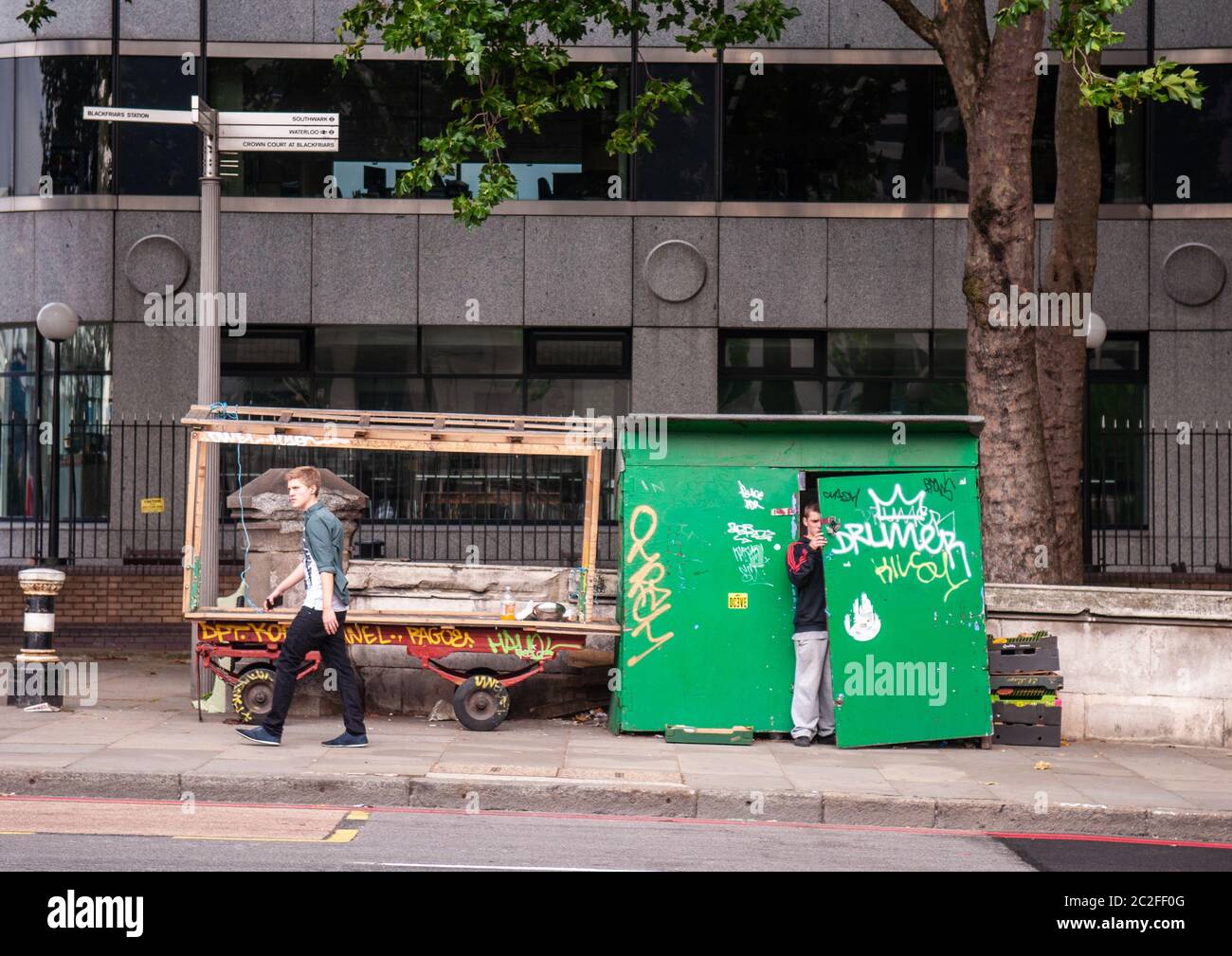 Londra, Inghilterra, Regno Unito - 29 luglio 2011: Un commerciante di mercato chiude uno stallo vecchio stile di mercato su Blackfriars Road a Londra. Foto Stock