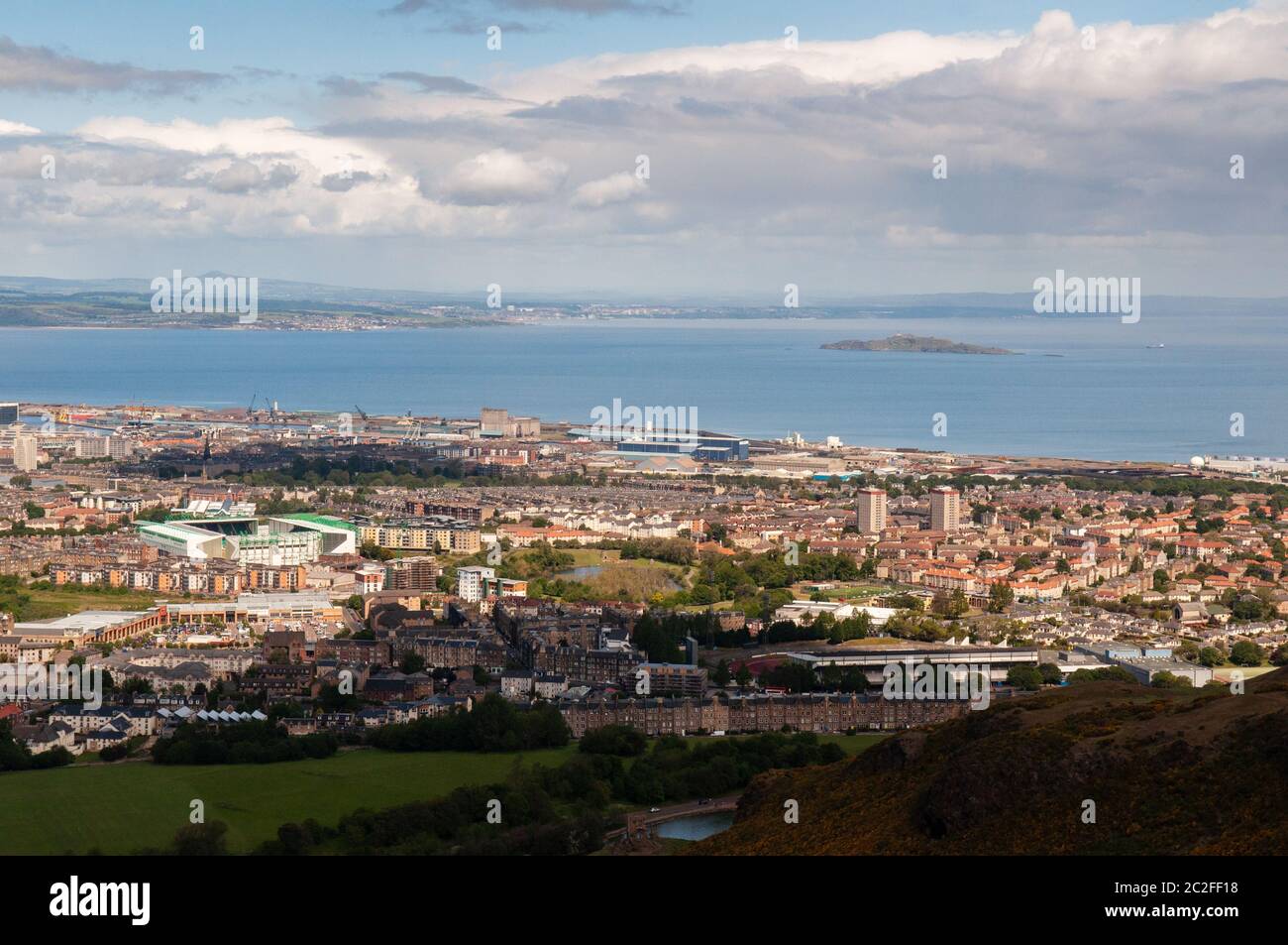 I sobborghi di Edimburgo di Lochend, Restalrig e Leith sono disposti sotto la collina Arthur's Seat, tra cui lo stadio Easter Road, Leith Docks e Inchkeith Foto Stock