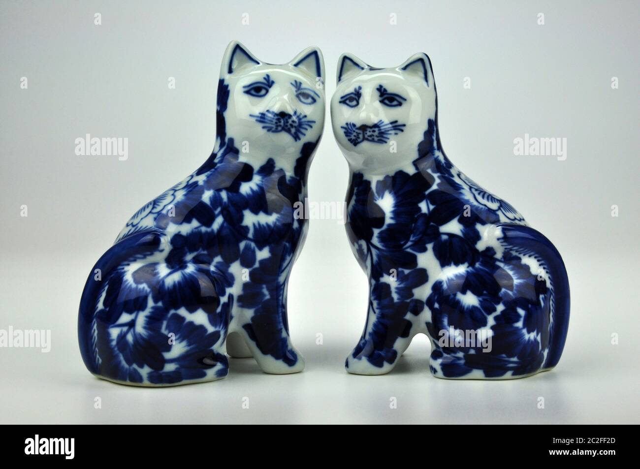 Figurine fresche di gatto in porcellana bianca e blu asiatiche probabilmente prodotte in Thailandia. Ottima immagine per amicizia, matrimonio e fedeltà. Foto Stock