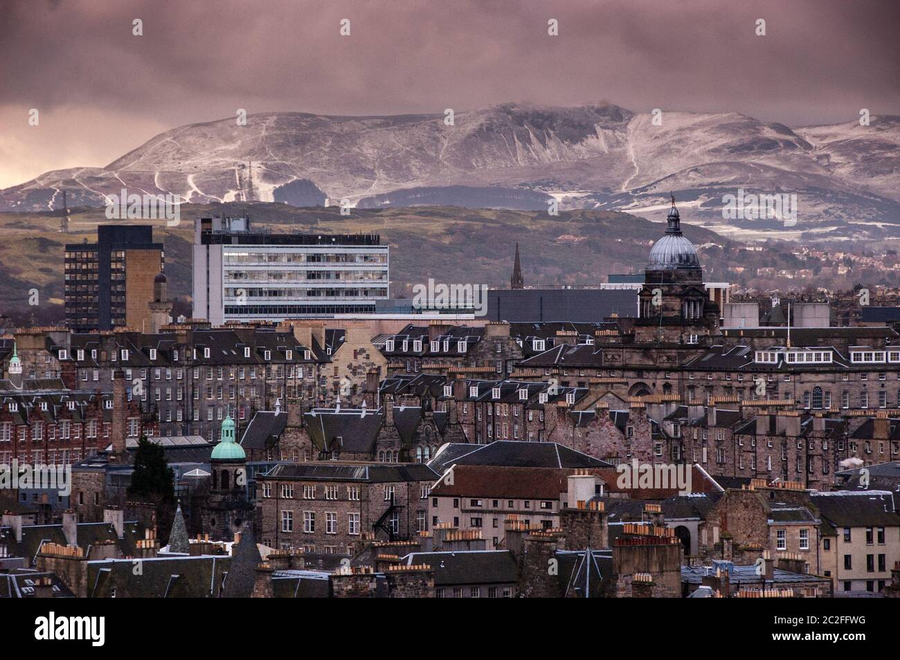 Edifici dell'Università di Edimburgo e alloggi di locazione del Southside formano il paesaggio urbano di Edimburgo, con le colline Pentland alle spalle. Foto Stock